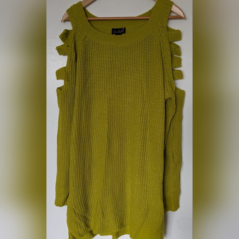 Tunic sweater with slits on the sleeves
